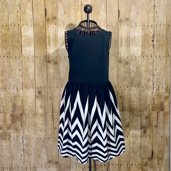 Xhilaration Dresses & Skirts - Xhilaration Chevron Black and White dress